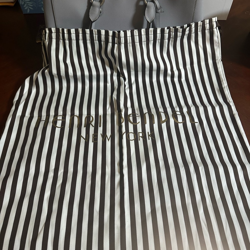 Henry Bendel Lavender Purse with long strap and dust cover - Picture 12 of 12